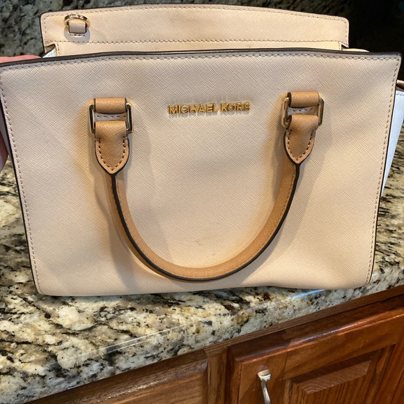Micheal Kors medium sized like new condition - Picture 3 of 3